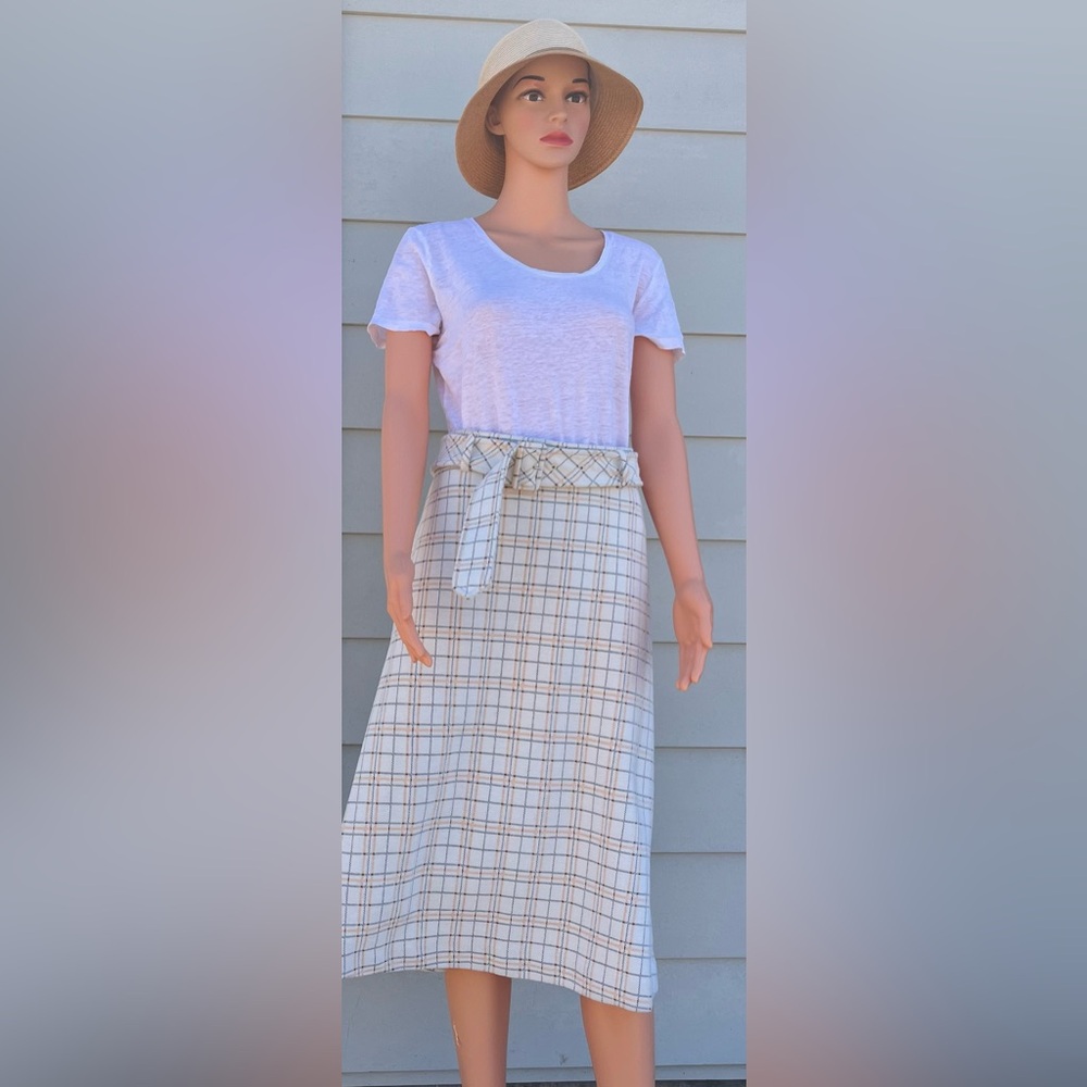 Ann Taylor skirt, SZ 14, gently worn, cotton/poly stretch fabric, cream w/peach.